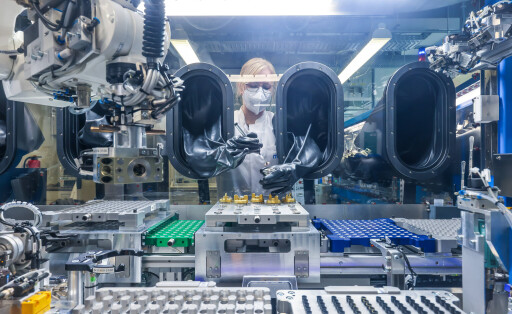 Im MEET Batterieforschungszentrum arbeitet eine Doktorandin im Reinraumlabor an der Weiterentwicklung elektrochemischer Energiespeicher.