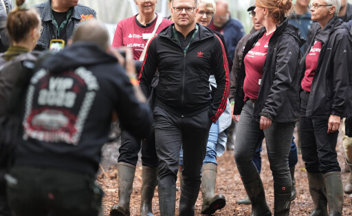 Carsten Schneider (M, SPD), Bundesminister für Umwelt, Klimaschutz, Naturschutz und nukleare Sicherheit, geht während eines Rundgangs über das Gelände des Wacken Open Air (WOA) zum Thema Nachhaltigkeit auf der Teststrecke für einen besseren Erosionsschutz. Das Wacken Open Air (WOA) findet vom 30. Juli bis 2. August statt und gilt als größtes Heavy-Metal-Festival der Welt.