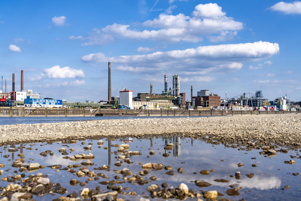 Niedrigwasser des Rhein bei Leverkusen, Rheinufer, linksrheinisch, bei Köln-Merkenich, gegenüber Chempark Leverkusen.