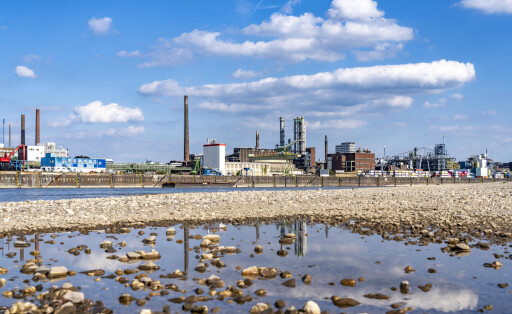 Niedrigwasser des Rhein bei Leverkusen, Rheinufer, linksrheinisch, bei Köln-Merkenich, gegenüber Chempark Leverkusen.