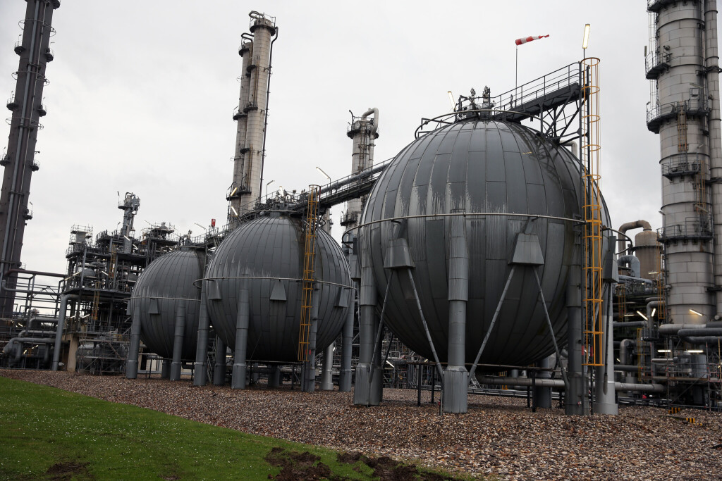 LyondellBasell ist ein Weltkonzern in Wesseling bei Köln. und ist heute der drittgrößte Chemiekonzern der Welt. LYB produziert hochwertigen Kunststoff als Grundmaterial für unzählige Artikel. Die " Cracker" sind so mächtig wie elementar für die Kunststoffherstellung. und ist Marktführer in der Herstellung von Polyolefinen.