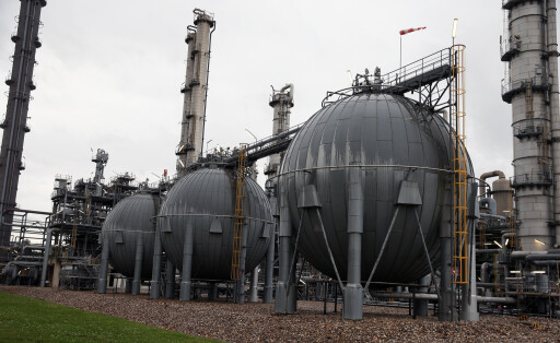 LyondellBasell ist ein Weltkonzern in Wesseling bei Köln. und ist heute der drittgrößte Chemiekonzern der Welt. LYB produziert hochwertigen Kunststoff als Grundmaterial für unzählige Artikel. Die " Cracker" sind so mächtig wie elementar für die Kunststoffherstellung. und ist Marktführer in der Herstellung von Polyolefinen.