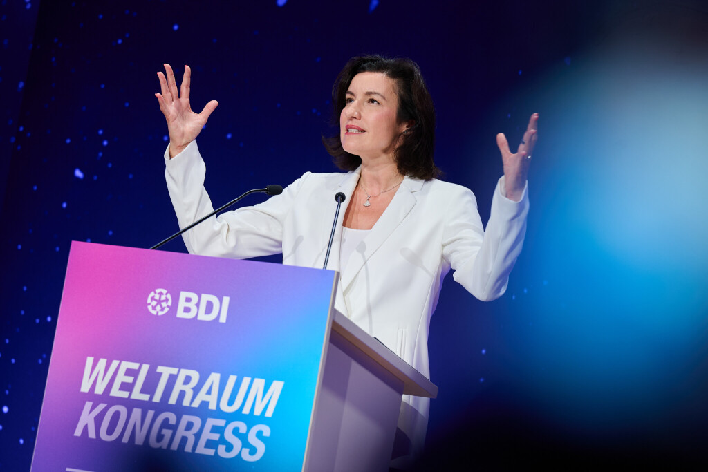 Dorothee Bär (CSU), Bundesministerin für Forschung, Technologie und Raumfahrt, spricht auf dem Weltraumkongress „NewSpace. Aufbruch in die industrielle Zukunft“ im Berliner Congress Center (BCC).
