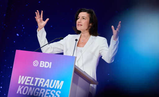 Dorothee Bär (CSU), Bundesministerin für Forschung, Technologie und Raumfahrt, spricht auf dem Weltraumkongress „NewSpace. Aufbruch in die industrielle Zukunft“ im Berliner Congress Center (BCC).