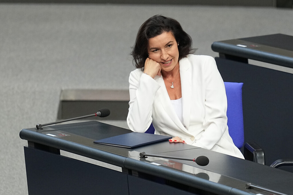 Dorothee Bär (CSU), Bundesministerin für Forschung Technologie und Raumfahrt, verfolgt im Bundestag die Debatte in der Haushaltswoche für den Bundeshaushalt für 2026.