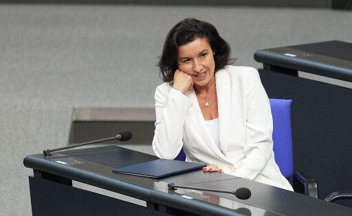 Dorothee Bär (CSU), Bundesministerin für Forschung Technologie und Raumfahrt, verfolgt im Bundestag die Debatte in der Haushaltswoche für den Bundeshaushalt für 2026.