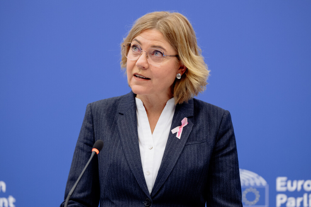 Henna Virkkunen gives a press conference on the AI package