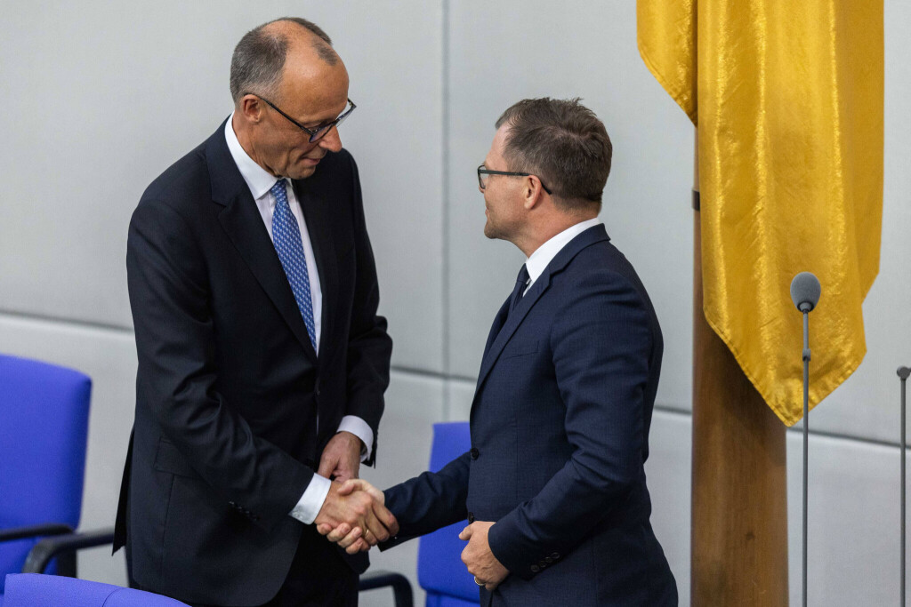 Bundeskanzler Friedrich Merz und Umweltminister Carsten Schneider schütteln sich die Hand.