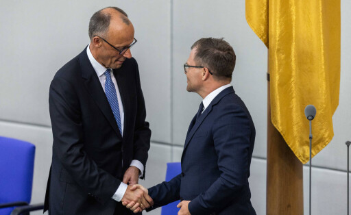 Bundeskanzler Friedrich Merz und Umweltminister Carsten Schneider schütteln sich die Hand.