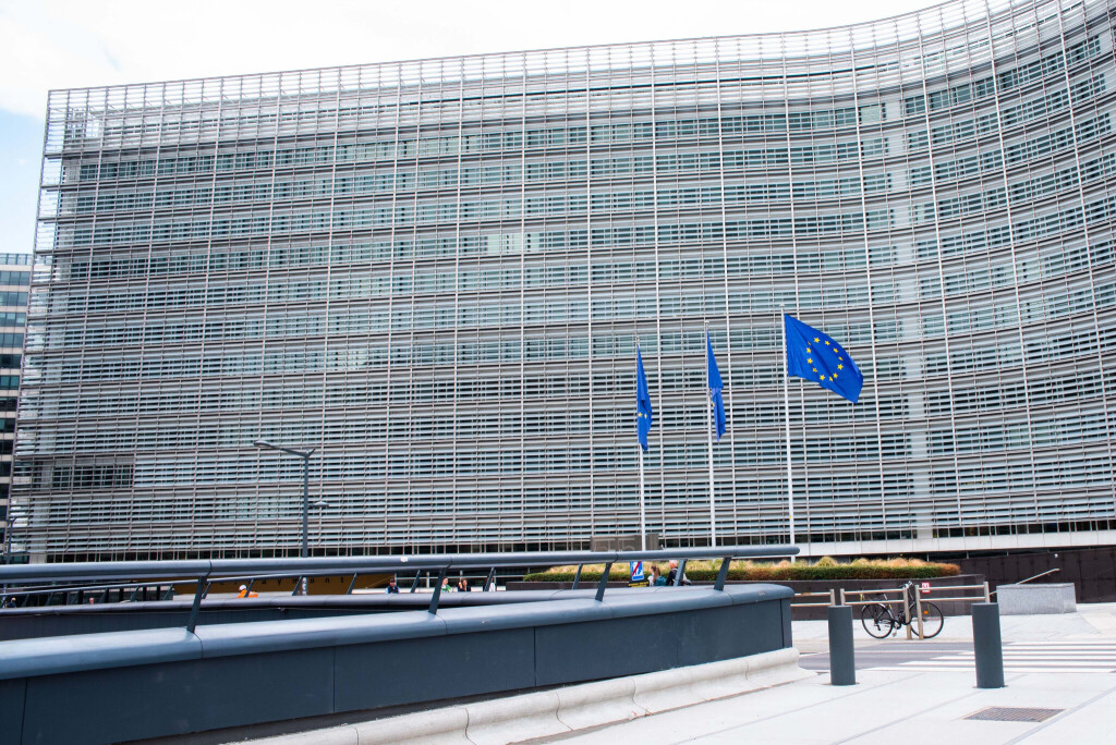 Fahnen der Europäischen Union wehen vor dem Berlaymont-Gebäude in Brüssel, dem Sitz der EU-Kommission.