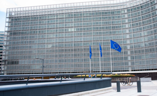 Fahnen der Europäischen Union wehen vor dem Berlaymont-Gebäude in Brüssel, dem Sitz der EU-Kommission.