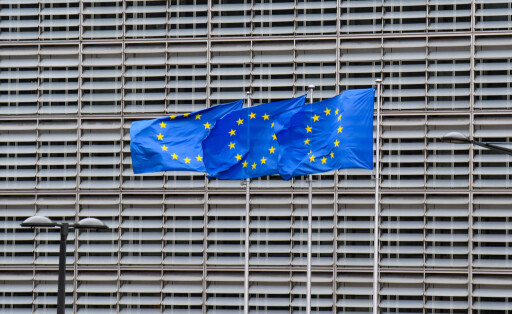 Europa-Flaggen wehen vor dem EU-Kommissionsgebäude in Brüssel