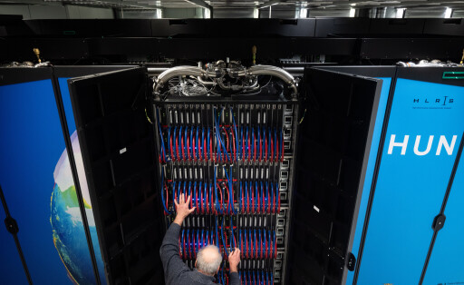 Ein Mitarbeiter im Höchstleistungsrechenzentrum Stuttgart (HLRS) schaut nach dem Höchstleistungsrechner „Hunter“. Forscher können das von Hewlett Packard Enterprise entwickelte System nutzen, um künftig komplexe Simulationen, Forschungen mit Künstlicher Intelligenz zu betreiben.