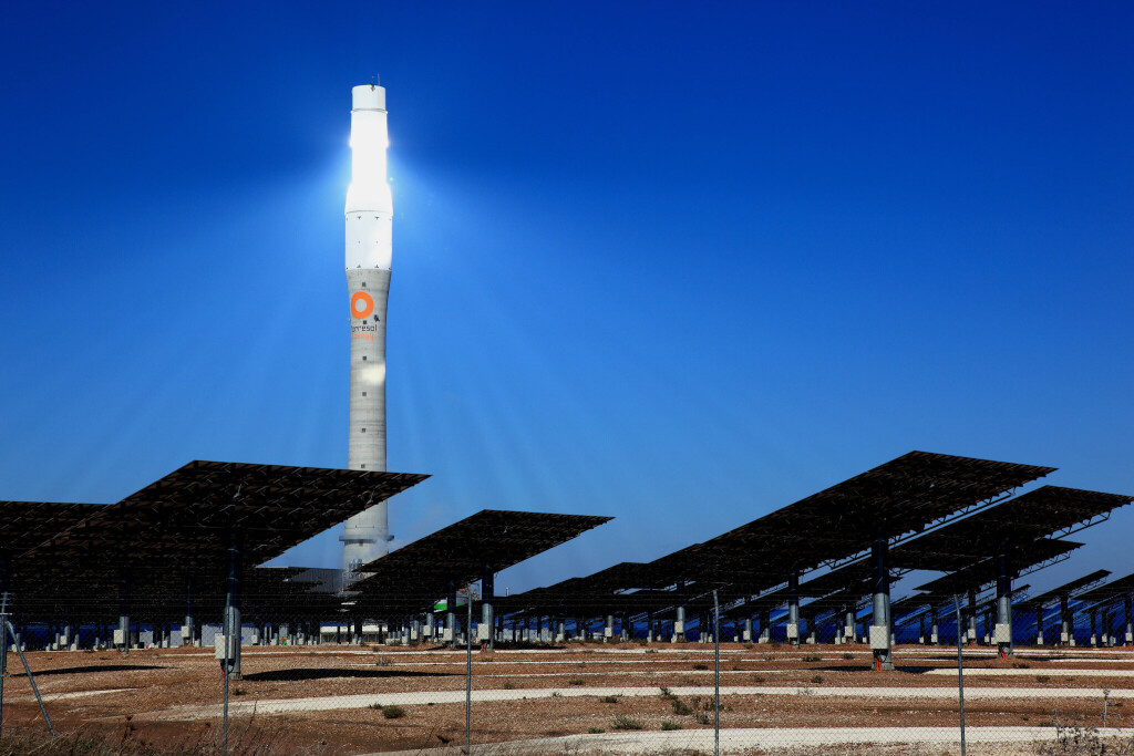 Spanien, Andalusien, Hightech Sonnenkraftwerk Gemasolar in Fuentes de Andalucia nahe Sevilla, Solarturm, Solarwaermekraftwerk