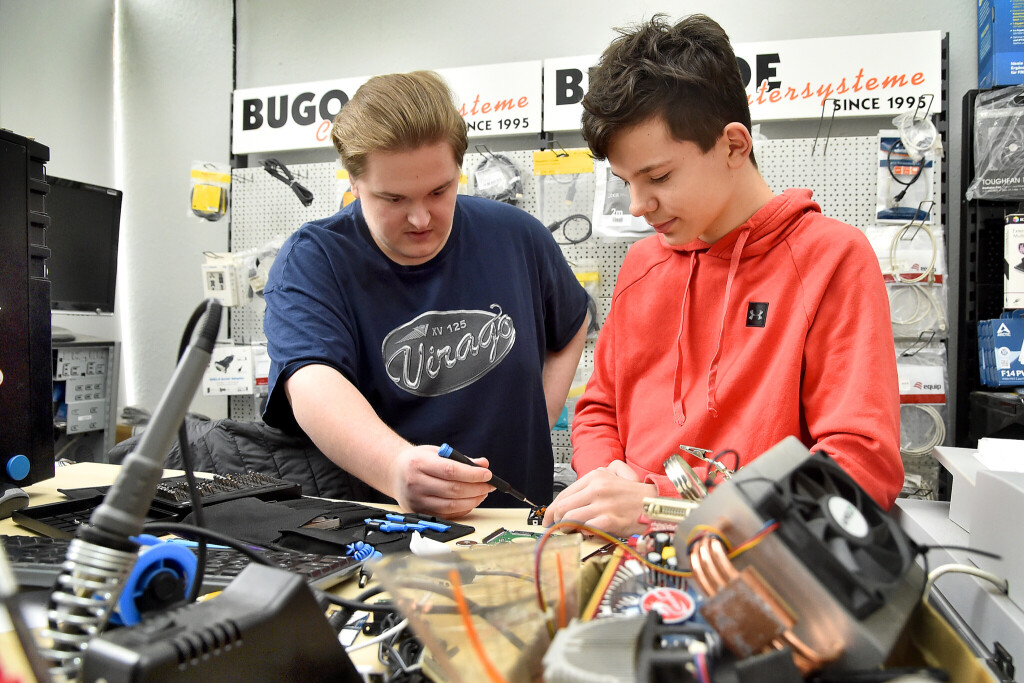 Ein Schüler macht ein Praktikum bei einem IT-Fachhändler.