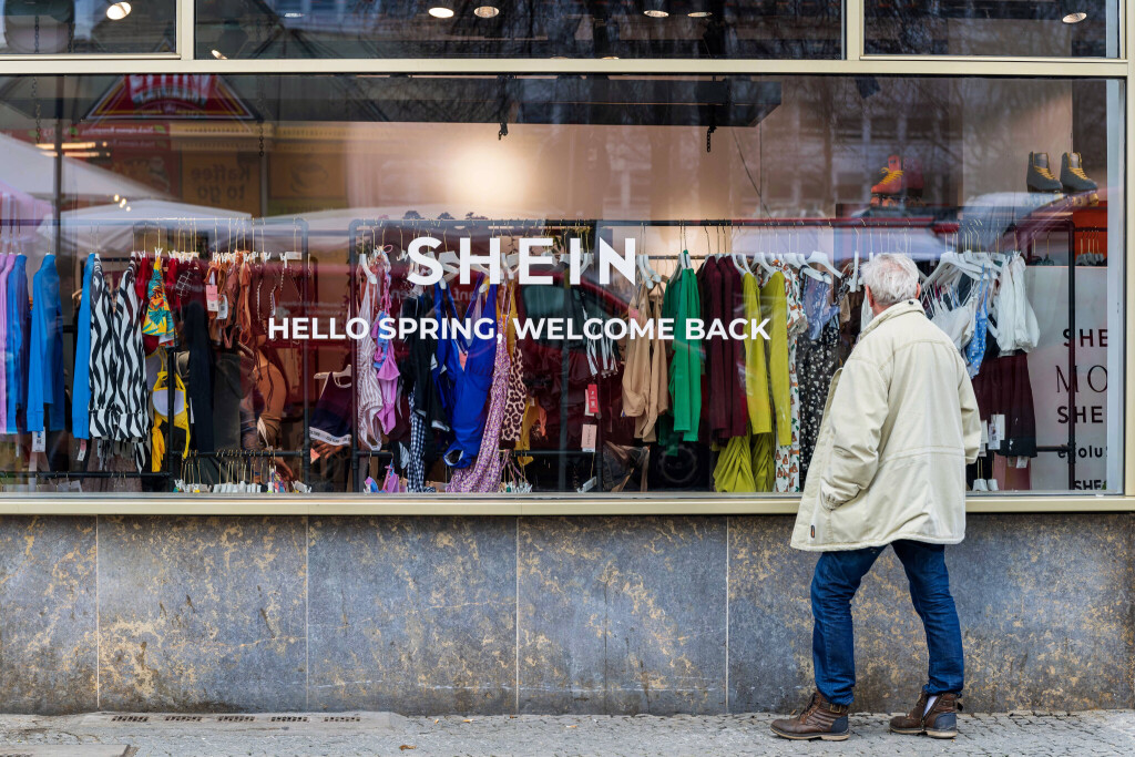 Ein Schaufenster von Shein, in das ein Mann hineinschaut.