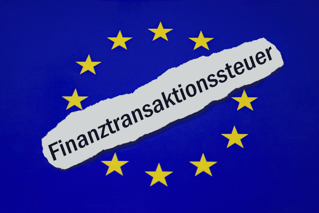 EU-Symbol und Finanztransaktionssteuer EU-Symbol und Finanztransaktionssteuer, 05.03.2024, Borkwalde, Brandenburg, Auf einem EU-Symbol befindet sich der Schriftzug Finanztransaktionssteuer. *** EU symbol and financial transaction tax EU symbol and financial transaction tax, 05 03 2024, Borkwalde, Brandenburg, On an EU symbol is the lettering financial transaction tax