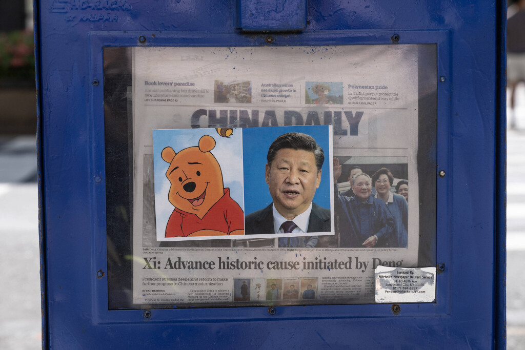Ein Bild der Disney-Figur Winnie Puuh und von Chinas Präsident Xi Jinping ist auf der Verpackung zu sehen, die am 23. Street in New York zusammen mit der konservativen Zeitung China Daily verkauft wird.