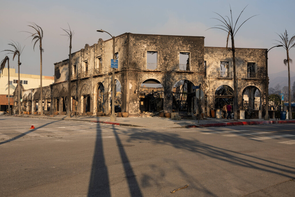 News Bilder des Tages PACIFIC PALISADES, CALIFORNIA - JANUARY 10: Commercial buildings are burnt down by the Palisades Fire on January 10, 2025 in the Pacific Palisades neighborhood, Los Angeles, California. Wildfires have scorched more than 30,000 acres in Los Angeles this week, destroying thousands of homes and businesses, forcing tens of thousands of people to evacuate and leaving at least 10 people dead.