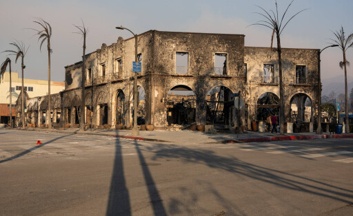 News Bilder des Tages PACIFIC PALISADES, CALIFORNIA - JANUARY 10: Commercial buildings are burnt down by the Palisades Fire on January 10, 2025 in the Pacific Palisades neighborhood, Los Angeles, California. Wildfires have scorched more than 30,000 acres in Los Angeles this week, destroying thousands of homes and businesses, forcing tens of thousands of people to evacuate and leaving at least 10 people dead.