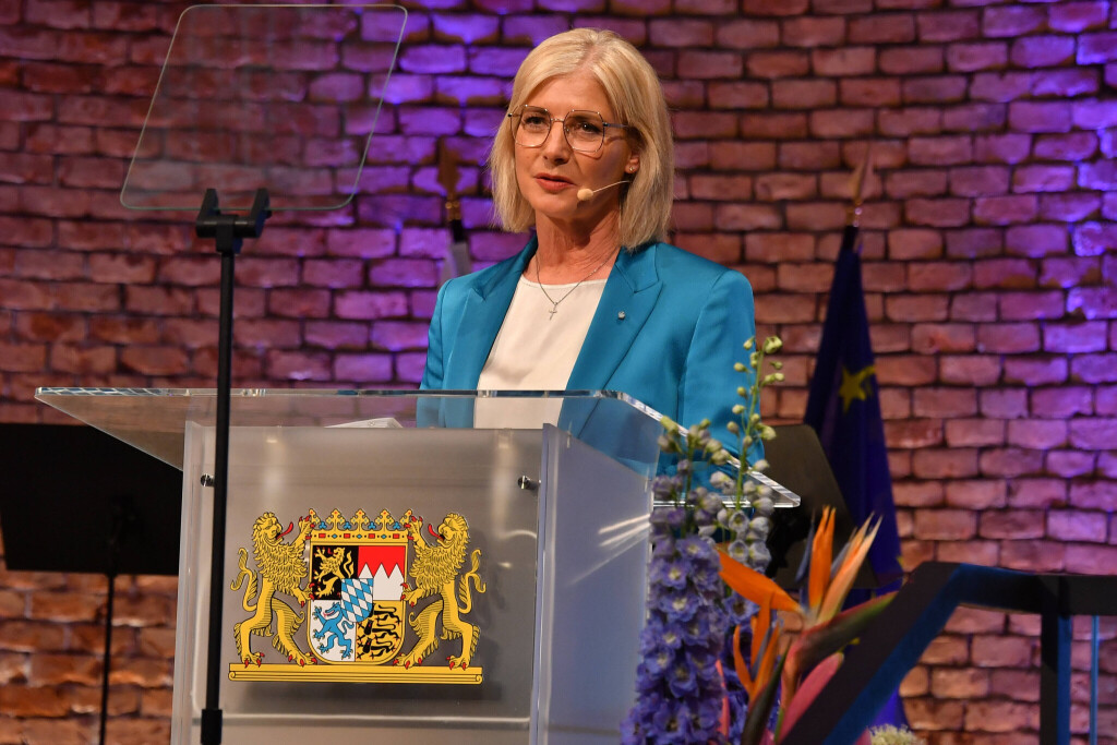 t IMAGO / Spöttel Picture Aufnahmedatum 03.04.2025 Medien-ID 0808926425 Mediengröße 3.648x2.432 Pixel News Bilder des Tages Ulrike Scharf (Staatsministerin) Verleihung der Bayerischen Staatsmedaille für soziale Verdienste 2025 Allerheiligen-Hofkirche, Residenz München 03. April 2025 *** Ulrike Scharf Minister of State Award of the Bavarian State Me