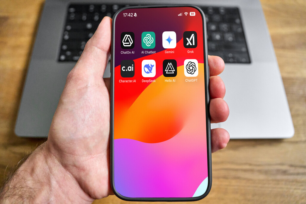 martphone mit geöffnetem App-Menü zeigt verschiedene KI-Anwendungen wie ChatGPT, Gemini, Grok oder Character.AI