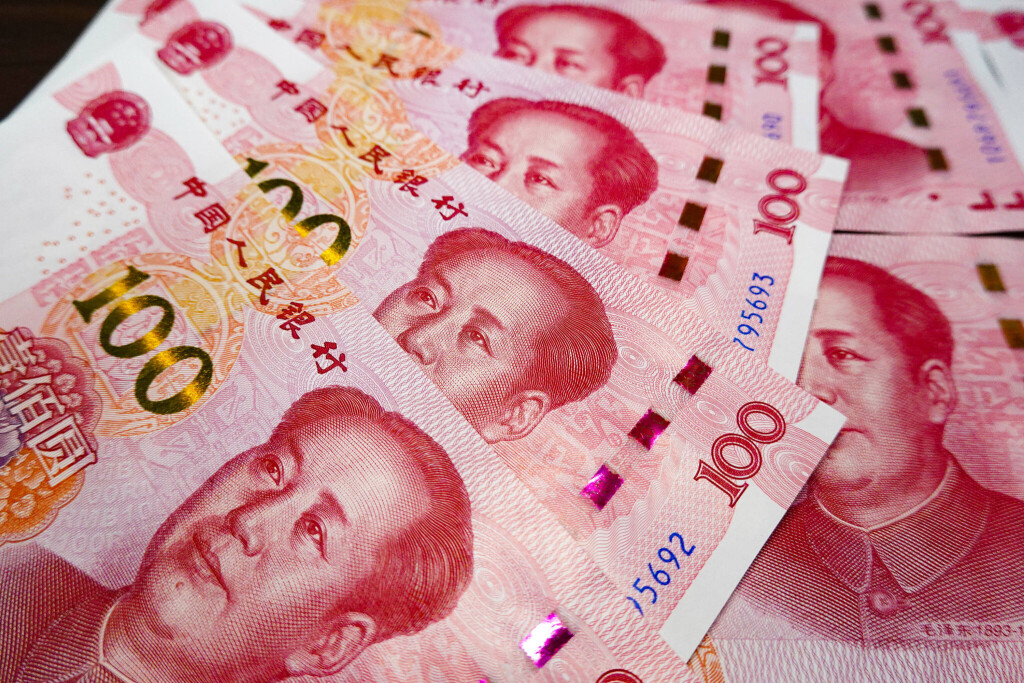 Foto-Illustration einer Reihe von 100-Yuan-Renminbi-Banknoten