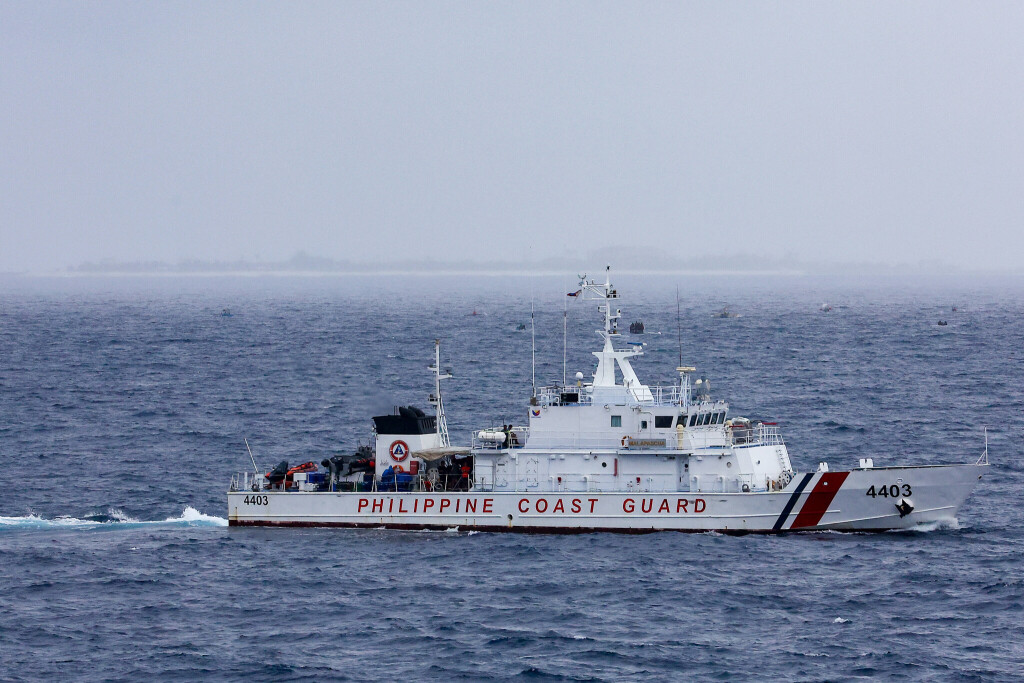 Ein Schiff der philippinischen Küstenwache patrouilliert am 28. Mai 2025 nahe Pagasa, das zu den Spratly-Inseln im umstrittenen Südchinesischen Meer gehört.