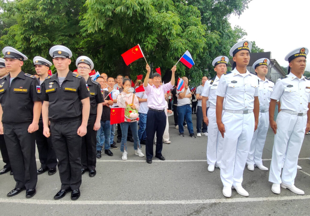 Soldaten nehmen an der Eröffnungszeremonie der gemeinsamen russisch-chinesischen Marineübung Maritime Interaction-2025 teil, die vom 1. bis 5. August im Japanischen Meer stattfindet.
