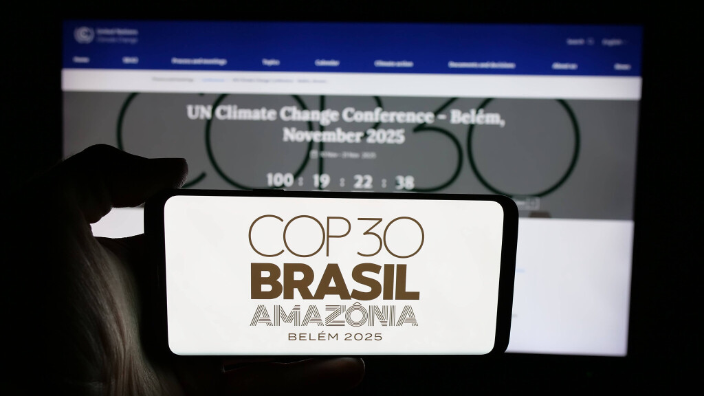 Illustration logos in Germany - 1 Aug 2025 In this photo illustration, a person is holding a cellphone with the logo of UN climate change conference COP30 in Brazil on screen in front of webpage. Germany Copyright: xTimonxSchneiderx xSOPAxImagesx TSCHNEIDER_54505 COP 30 UN Climate Change Conference P5669840