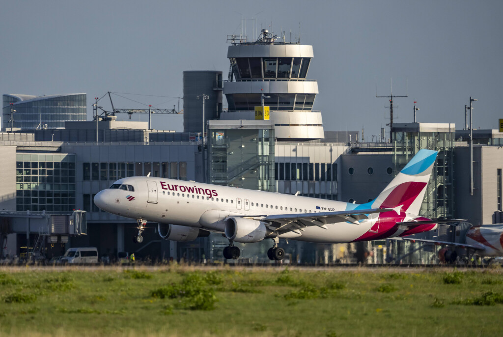 Flughafen Düsseldorf, DUS, Eurowings, Airbus A320, Europe Malta, bei der Landung, Terminalgebäude, alter Tower der Flugsicherung, NRW, Deutschland Flughafen DUS *** Düsseldorf Airport, DUS, Eurowings, Airbus A320, Europe Malta, on landing, terminal building, old air traffic control tower, NRW, Germany DUS Airport