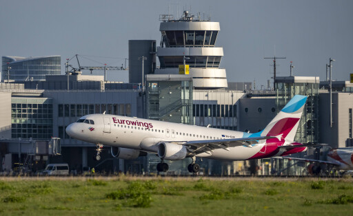Flughafen Düsseldorf, DUS, Eurowings, Airbus A320, Europe Malta, bei der Landung, Terminalgebäude, alter Tower der Flugsicherung, NRW, Deutschland Flughafen DUS *** Düsseldorf Airport, DUS, Eurowings, Airbus A320, Europe Malta, on landing, terminal building, old air traffic control tower, NRW, Germany DUS Airport