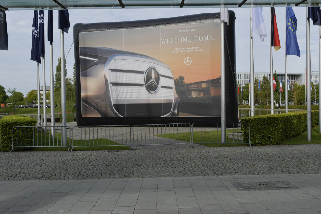 Mercedes-Plakat vor dem Eingang zur IAA München.