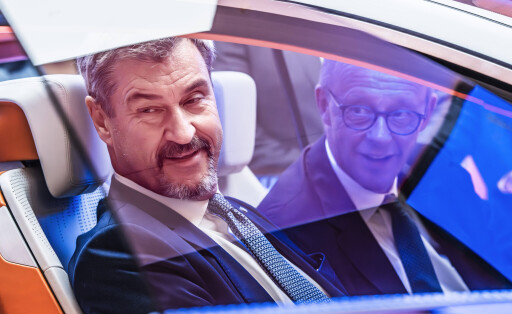 Bundeskanzler Merz und Ministerpräsident Söder in einem Concept Car am Stand von Qualcomm, Messerundgang zur Eröffnung der IAA Mobility 2025, Messe München, 9. September 2025 Deutschland, München, 9. September 2025, Bundeskanzler Merz und Ministerpräsident Söder in einem Konzeptfahrzeug am Stand von Qualcomm, Fahrzeug mit Snapdragon Technologie im Cockpit, Messerundgang zur Eröffnung der der IAA Mobility 2025, internationale Automesse vom 9. bis 14. September 2025, Verkehr, Mobilität, Autoindustrie, Automobilindustrie, Wirtschaft, Ausstellung, Bayern, bayerisch, *** Federal Chancellor Merz and Minister President Söder in a concept car at the Qualcomm stand, tour of the exhibition at the opening of the IAA Mobility 2025, Messe Münch
