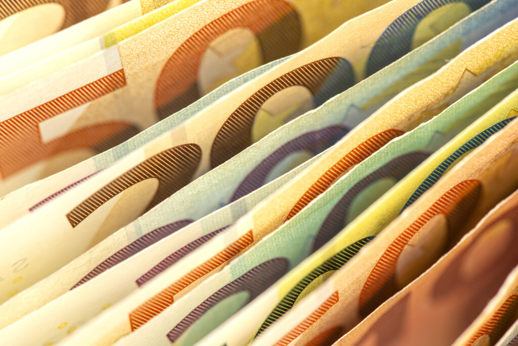 Euro Banknoten und Geldscheine Euro Banknoten und Geldscheine liegen zusammen als Symbolbild für Reichtum und Wohlstand *** Euro banknotes and banknotes Euro banknotes and banknotes lie together as a symbol of wealth and prosperity