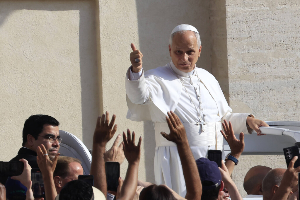 Pope Leo XIV attends his general audience VATICAN CITY, VATICAN - SEPTEMBER 17: Pope Leo XIV greets the faithful as he arrives for his weekly general audience in St. Peter’s Square at the Vatican, on September 17, 2025. Riccardo De Luca Anadolu Vatican City Vatican. Editorial use only. Please get in touch for any other usage. Copyright: x2025xAnadoluxRiccardoxDexLucax