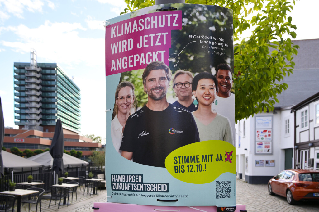 Plakatwerbung für den Volksentscheid in Hamburg am 12. Oktober 2025, Bergedorf, Hamburg, Deutschland *** Poster advertising for the referendum in Hamburg on October 12, 2025, Bergedorf, Hamburg, Germany
