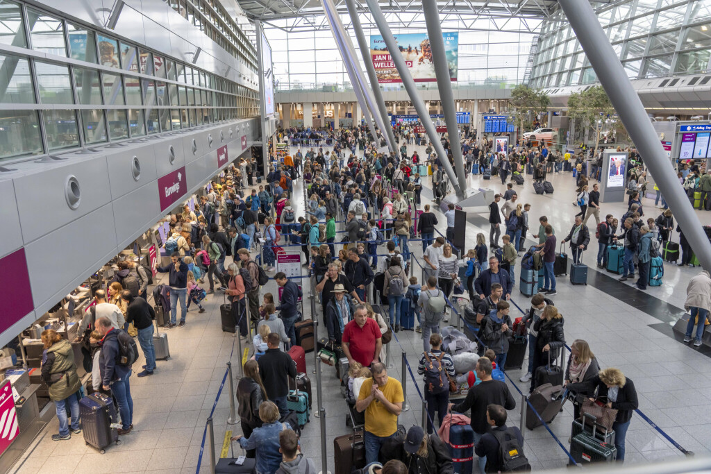 Aufnahmedatum 11.10.2025 Medien-ID 0836838525 Mediengröße 8.640x5.760 Pixel Volle Abfertigungshalle, Warteschlangen, Terminal B, viele Tausend Menschen starten am ersten Tag der NRW Herbstferien in der Urlaub, am Flughafen Düsseldorf, die Wartezeiten hielten sich aber in Grenzen, trotz des großen Ansturm, NRW, Deutschland Ferienstart DUS **