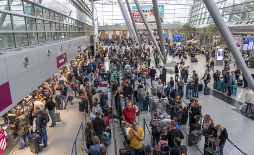 Aufnahmedatum 11.10.2025 Medien-ID 0836838525 Mediengröße 8.640x5.760 Pixel Volle Abfertigungshalle, Warteschlangen, Terminal B, viele Tausend Menschen starten am ersten Tag der NRW Herbstferien in der Urlaub, am Flughafen Düsseldorf, die Wartezeiten hielten sich aber in Grenzen, trotz des großen Ansturm, NRW, Deutschland Ferienstart DUS **