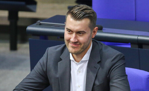 Grünen-MdB sitzt im Plenarsaal des Bundestags.