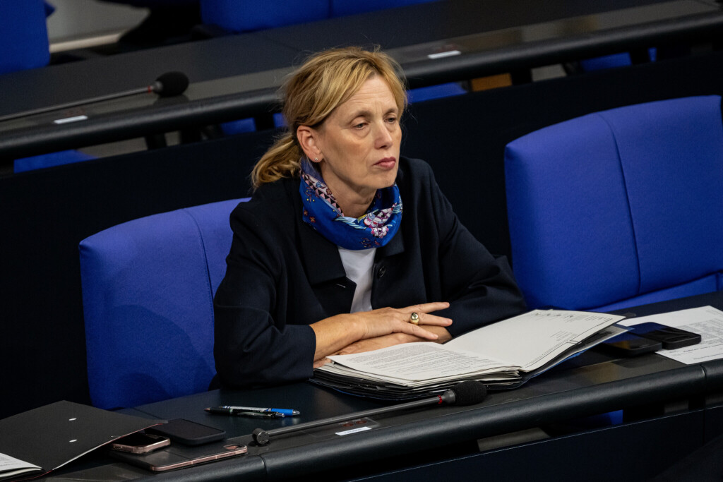 Karin Prien (CDU), Bundesministerin für Bildung, Familie, Senioren, Frauen und Jugend, nimmt an der 23. Plenarsitzung der 21. Legislaturperiode im Deutschen Bundestag teil. In der sogenannten Haushaltswoche des Bundestages geht das Parlament die Einzeletats der Ministerien für den Bundeshaushalt 2025 durch, der am Ende der Woche beschlossen werden soll.