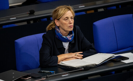 Karin Prien (CDU), Bundesministerin für Bildung, Familie, Senioren, Frauen und Jugend, nimmt an der 23. Plenarsitzung der 21. Legislaturperiode im Deutschen Bundestag teil. In der sogenannten Haushaltswoche des Bundestages geht das Parlament die Einzeletats der Ministerien für den Bundeshaushalt 2025 durch, der am Ende der Woche beschlossen werden soll.