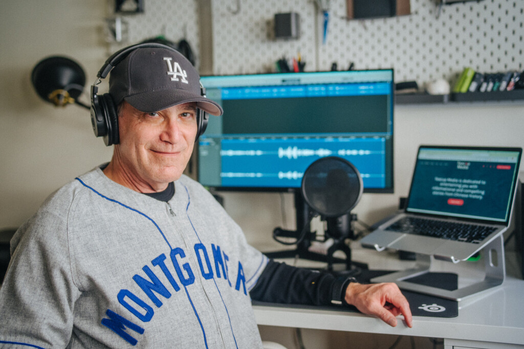 Der Podcaster Laszlo Montgomery in seinem Homeoffice