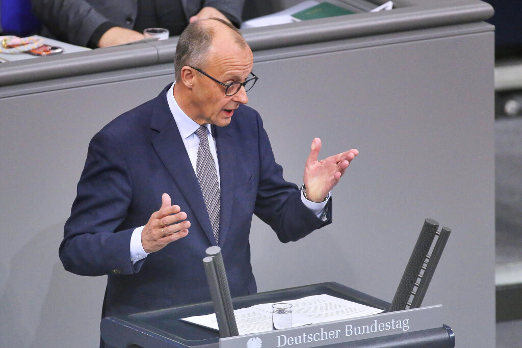 Bundeskanzler Friedrich Merz hält eine Rede im Bundestag.
