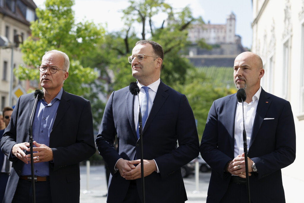 Die Fraktionsvorsitzenden Matthias Miersch (SPD, l-r), Jens Spahn (CDU) und Alexander Hoffmann (CSU) sprechen bei der Abschluss-Pressekonferenz zur Klausurtagung der geschäftsführenden Fraktionsvorstände von CDU/CSU und SPD.