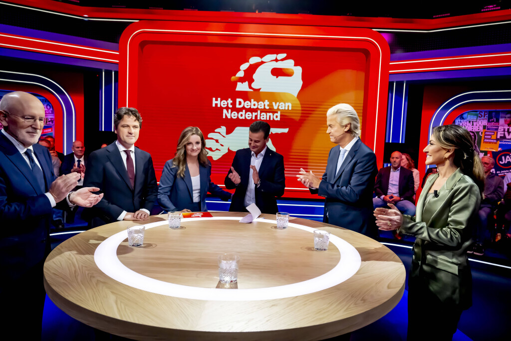 Die Kandidaten der Wahl in den Niederlanden stehen bei einer TV-Debatte um einen runden Tisch.
