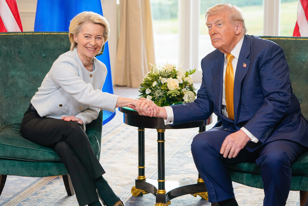 Trump und Ursula von der Leyen geben sich die Hand.