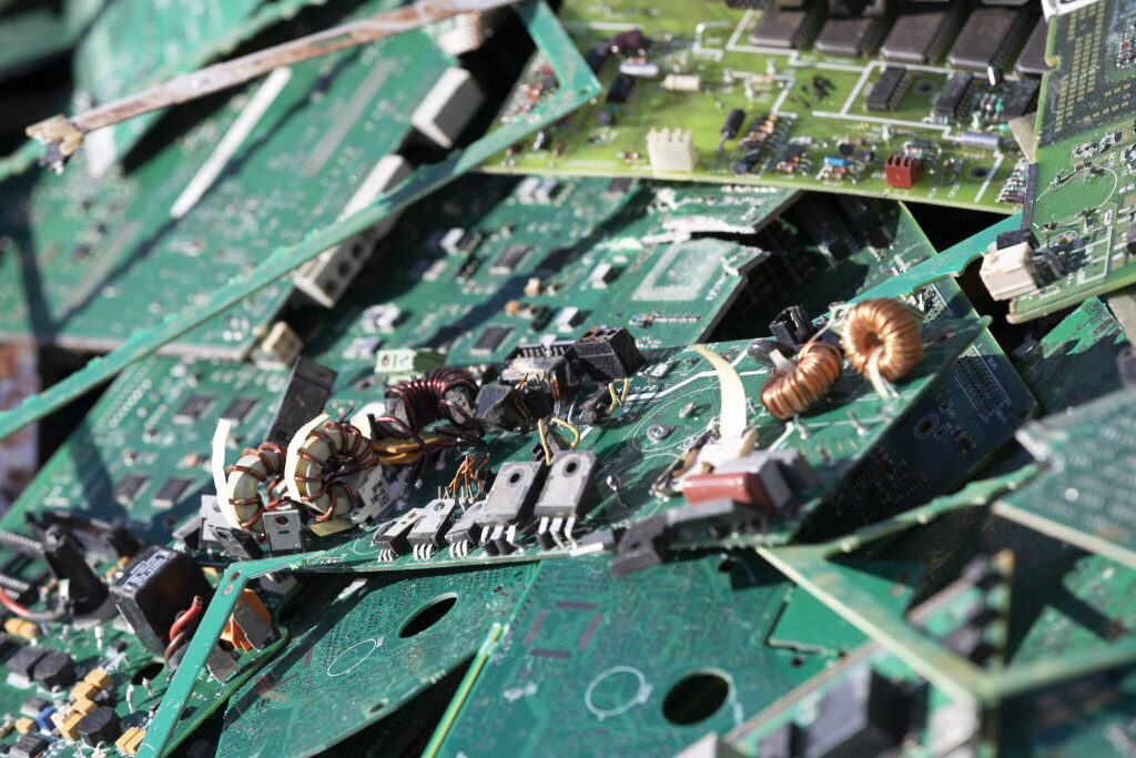 Recycling von Edelmetallen bei Umicore in Antwerpen (Belgien) veranschaulichen. Das Unternehmen recycelt mehr als 200 verschiedene Rohstoffe aus verschiedenen Abfallströmen zu 20 reinen Metallen, die in neuen Anwendungen wiederverwendet werden können. Das Recycling von Edelmetallen ist ein Schlüsselelement der Initiativen der Kommission für einen sauberen Industrievertrag, Kreislaufwirtschaft und kritische Rohstoffe. Übersetzt mit DeepL.com (kostenlose Version)