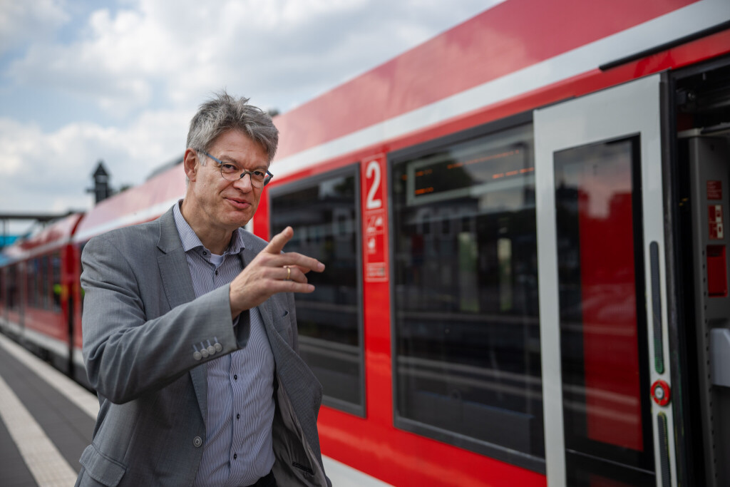 Bundesverkehrsminister Patrick Schnieder (CDU) geht im Bahnhof Gerolstein zu einem Regiozug, mit dem er auch eine Teilstrecke der Eifelroute mitfuhr. Er besucht zur Zeit Rheinland-Pfalz und verschafft sich unter anderem einen Eindruck der Hochmoselbrücke und dem Autobahnlückenanschluss der A1 bei Kelberg.