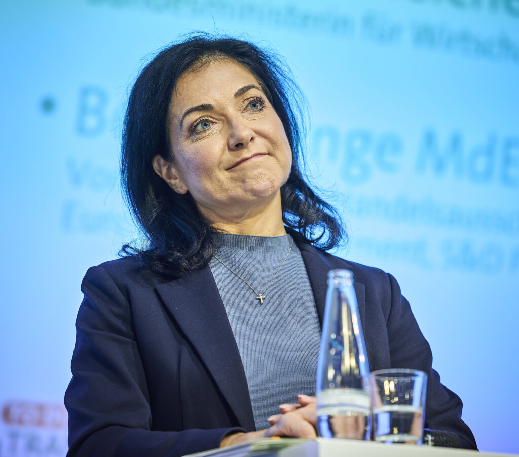 Katherina Reiche auf einem Podium.